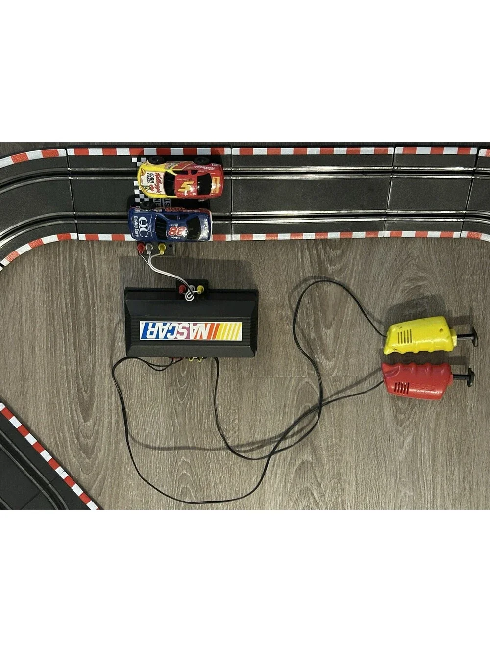 NASCAR High-Banked Tri-Oval Slot Car Track Set 2 Cars Controllers Tested